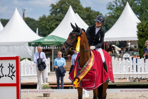  Ein Höhepunkt der Trakehner Bundesturniere sind die Equitop-Myoplast-Reitpferdechampionate. Im  vergangenen Jahr konnte sich Sarah König mit Taormina v. Imperio Titel und Schärpe sichern. | © Büttner