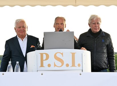 V.l. Ulli Kasselmann, Auktionator Hendrik Schulze Rückamp, Paul Schockemöhle  | © Rüchel (frei)