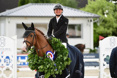 Holsteiner Landeschampions der fünfjährigen Springpferde: Chacfire v. Chacfly und Tjade Carstensen | © Bugtrup
