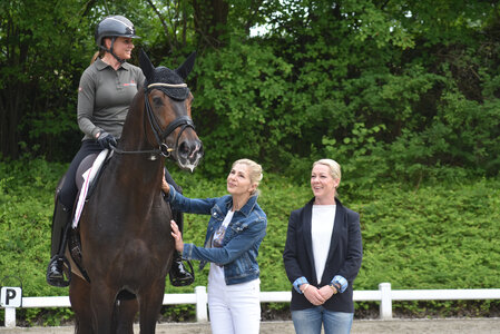 Segantini FRH und Dorothee Schneider mit Dr. Christine Feichtinger und Jessica Lynn Thomas  | © Hannoveraner Förderverein (frei)