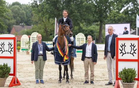 Sieger im Championat der sechs- und siebenjährigen Trakehner Springpferde präsentiert von der Dr. Ingo Breymann Stiftung wurde der Dreiviertel-Blüter Fly High v. Asagao xx-Askar AA mit Andreas Ostholt. | © Wiecha (frei)