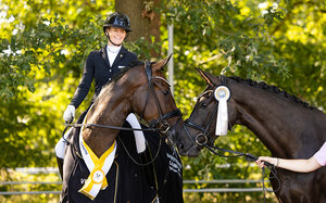 Kira Goerens-Riphoff mit der Hannoveraner Championesse der vierjährigen Stuten und Wallache, Iva Bella R, und Vizechampionesse Floria HE.  | © Hannoveraner Verband (frei)