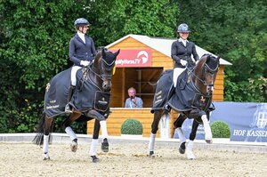 Die Sieger der Finalqualifikation der sechsjährigen Dressurpferde: Viva las Vegas unter dem Sattel von Charlott-Maria Schürrmann und Fiete NRW unter dem Sattel von Kira Laura Soddemann | © Mirka Nilkens