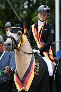 Catharina Sophie Dirksen und der bildhübsche Dating’s Smiley siegen bei den Bundeschampionaten im Finale der sechsjährigen Dressurponys. | © Mirka Nilkens