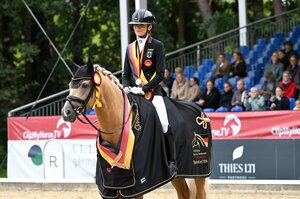 Lilly Kasselmann und Dallas County WE sicherten sich bei den fünfjährigen Dressurponys den Titel. | © Mirka Nilkens