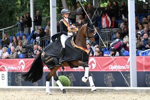 Felice FRH und Greta Heemsoth sicherten sich in überlegener Art und Weise den Titel bei den siebenjährigen Dressurpferden. | © Mirka Nilkens