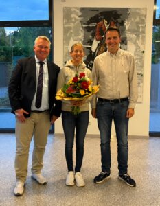 v. l. n. r. Carsten Rotermund, Geschäftsführer des Oldenburger Pferdezuchtverbandes e.V., Reitmeisterin Sandra Auffarth und Christoph Rowold, 1. Vorsitzender des Springpferdezuchtverbandes Oldenburg-International e.V.  | © OLD Art