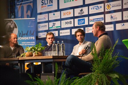 Während des Turniers Indoor Friesland fand das Züchtercafé mit namhaften Referenten statt. | © privat