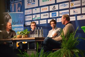 Während des Turniers Indoor Friesland fand das Züchtercafé mit namhaften Referenten statt. | © privat