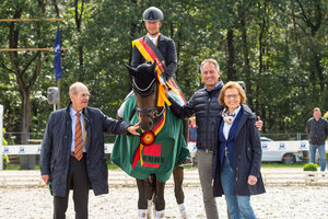 Paul Wendeln mit seiner Bundeschampioness Casey OLD unter Hermann Gerdes mit seinem Sohn Peter Wendeln und seiner Frau Hilde Wendeln (v. l.) | © Equitaris (frei)