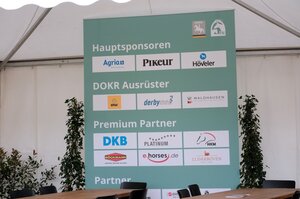 Werbung des schwedischen Versicherungskonzerns AGRIA anlässlich der Bundeschampionate 2025. | © Thomas Hartwig